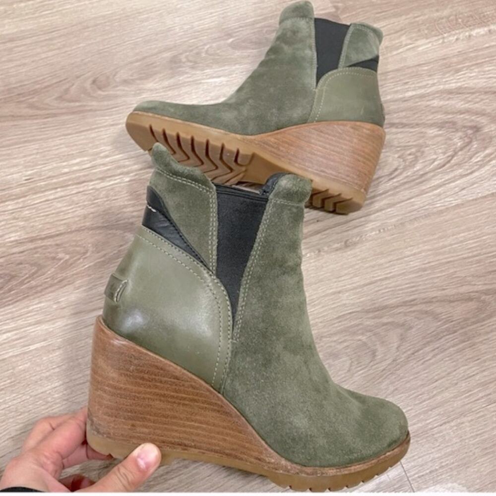 Sorel Size 8.5 leather suede Olive Green Wedge Ankle Boots